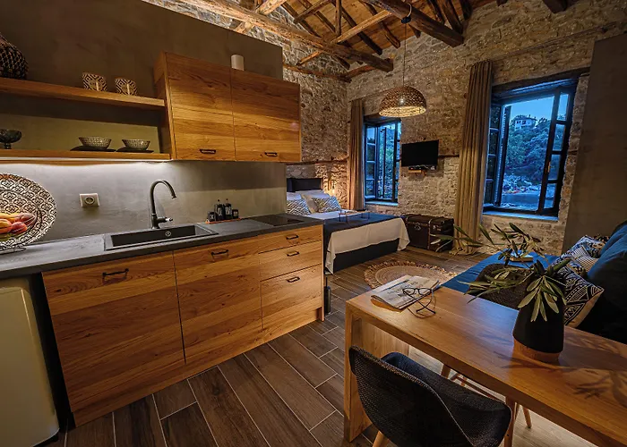 Cleopatra's Miramare מלון דירות דמוצ'ארי