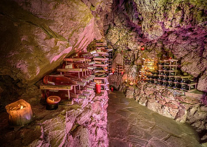 Cleopatra's Miramare דמוצ'ארי